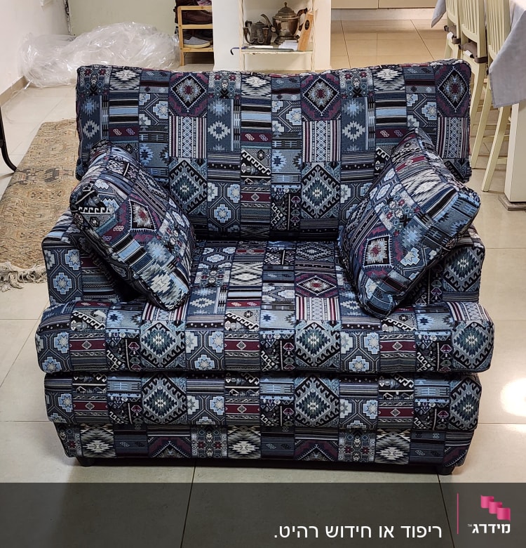 כורסה מרופדת בדוגמת פסים וצורות גיאומטריות